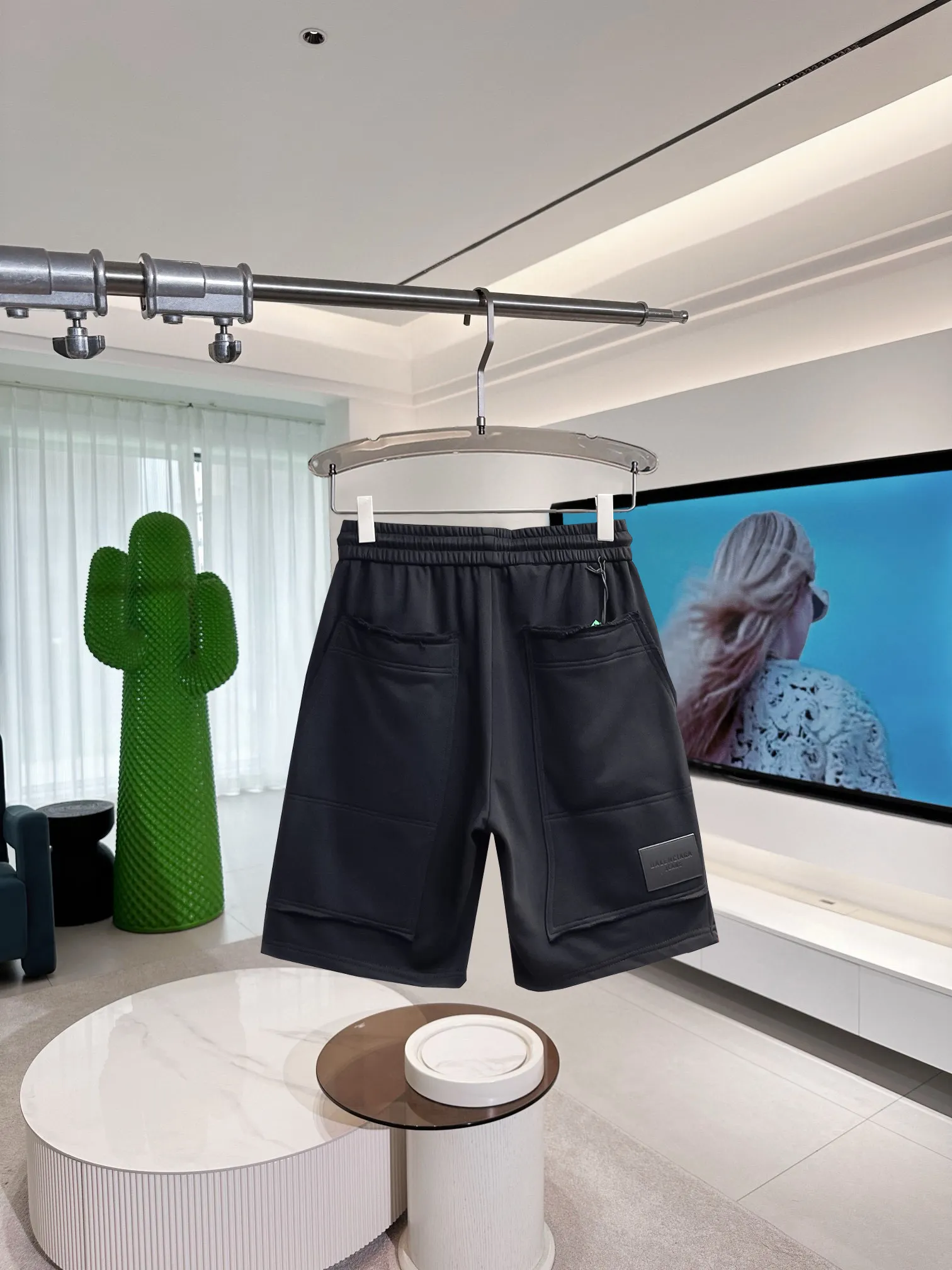 Balenciaga's three-standard complete 2026 summer New Arrival men's casual shorts, advanced custom-made Breathable fabric, Breathable fabric, extremely stretchy and comfortable, impeccable details, top-grade accessories, original logo design concept, delicate and soft feel! The upper body fit is awesome! Size: M-XXXL Please state your height and weight when ordering